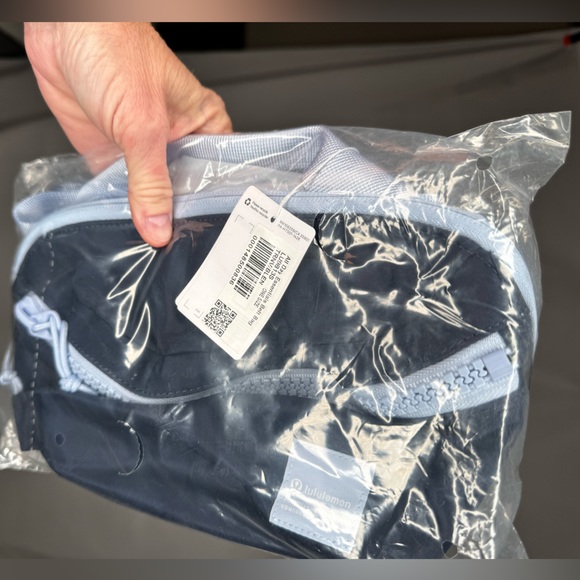 🍋 NWT Lululemon All Day Essentials Belt Bag 2.5L in True Navy/Blue Linen - Picture 7 of 8
